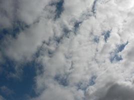 hermoso cielo azul con fondo de nubes. nubes del cielo aire y nubes esponjosas en el cielo azul en un día soleado, textura de fondo. copie el espacio. el concepto de esperanza. foto