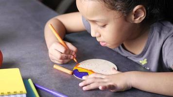 Little girl painting with markers video