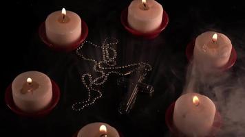 cruz de símbolo de religião cristã à luz de velas video
