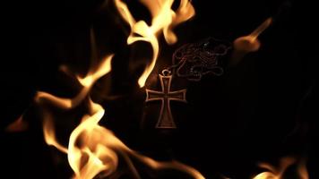 símbolo de la religión cristiana cruz y llamas de fuego video