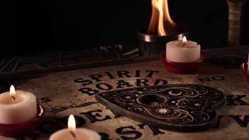 il spirituale stregoneria ouija tavola nel candela leggero video