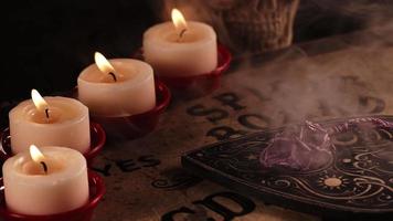 el tablero de ouija de brujería espiritual a la luz de las velas video