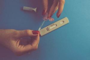 a blood test to determine the coronavirus. home self-diagnosis. immunoblot. determination of IgG and IgM antibodies. a drop of blood is added to the test strip photo