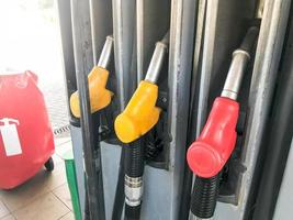 llenando pistolas de colores en una gasolinera para repostar un camión con combustible, gasolina, diesel foto