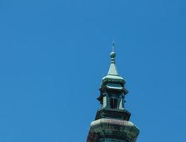 vista superior de la iglesia franciscana en el castillo de nitrogrado en la ciudad de nitra en eslovaquia. foto