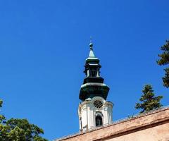 vista superior de la iglesia franciscana en el castillo de nitrogrado en la ciudad de nitra en eslovaquia. foto