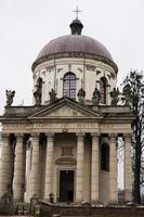 iglesia católica romana barroca de st. José a mediados del siglo XVIII. latín en la fachada principal - a la gloria de nuestro señor dios, pidhirtsi, óblast de lviv, ucrania. foto