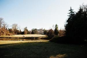 castillo de lednice con hermosos jardines y parques en el soleado día de otoño en el sur de moravia, república checa, europa. foto