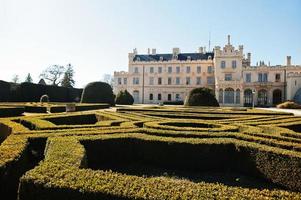 laberinto de arbustos en el castillo de lednice con hermosos jardines y parques en el soleado día de otoño en el sur de moravia, república checa, europa. foto