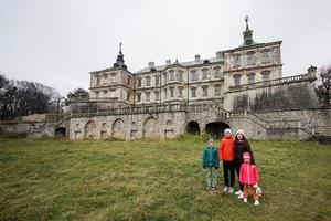 madre con cuatro hijos visita el castillo de pidhirtsi, región de lviv, ucrania. turista familiar. foto