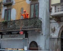 milán italia 2022 trabajadores en el trabajo mientras renuevan un edificio antiguo foto