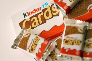 ternopil, ucrania - 3 de junio de 2022 paquete de productos de tarjetas de chocolate kinder. kinder es una marca de productos de confitería de la multinacional confitería ferrero. foto