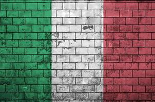 la bandera de italia está pintada en una vieja pared de ladrillos foto