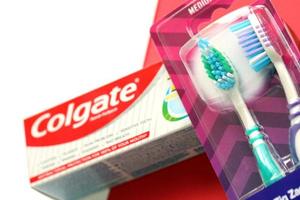 ternopil, ucrania - 23 de junio de 2022 pasta de dientes y cepillos de dientes colgate, una marca de productos de higiene bucal fabricados por la empresa estadounidense de bienes de consumo colgate-palmolive foto