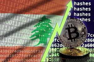 bandera de líbano y flecha verde ascendente en la pantalla de minería de bitcoin y dos bitcoins dorados físicos foto