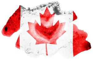 la bandera de canadá se representa en estilo acuarela líquida aislado sobre fondo blanco foto