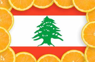 bandera de líbano en marco de rodajas de cítricos frescos foto