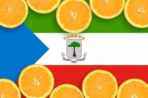 bandera de guinea ecuatorial en marco horizontal de rodajas de cítricos foto