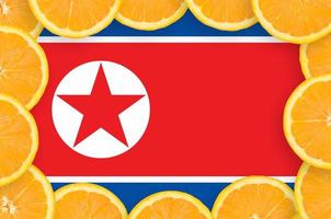 bandera de corea del norte en marco de rodajas de cítricos frescos foto