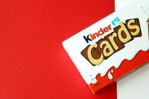 ternopil, ucrania - 3 de junio de 2022 paquete de productos de tarjetas de chocolate kinder. kinder es una marca de productos de confitería de la multinacional confitería ferrero. foto
