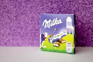 ternopil, ucrania - 3 de junio de 2022 milka milkinis paquete pequeño con barras de chocolate para los dedos. Milka es una marca suiza de dulces de chocolate fabricados por la empresa mondelez international foto