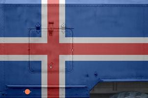 bandera de islandia representada en la parte lateral del primer camión blindado militar. antecedentes conceptuales de las fuerzas armadas foto