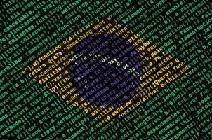 la bandera de brasil se representa en la pantalla con el código del programa. el concepto de tecnología moderna y desarrollo de sitios foto
