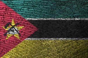 la bandera de mozambique se representa en la pantalla con el código del programa. el concepto de tecnología moderna y desarrollo de sitios foto