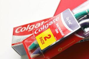 ternopil, ucrania - 23 de junio de 2022 pasta de dientes y cepillos de dientes colgate, una marca de productos de higiene bucal fabricados por la empresa estadounidense de bienes de consumo colgate-palmolive foto