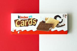 ternopil, ucrania - 3 de junio de 2022 paquete de productos de tarjetas de chocolate kinder. kinder es una marca de productos de confitería de la multinacional confitería ferrero. foto