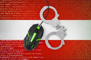bandera de austria y ratón de computadora esposado. lucha contra los delitos informáticos, los piratas informáticos y la piratería foto