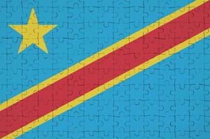 la bandera de la república democrática del congo se representa en un rompecabezas doblado foto