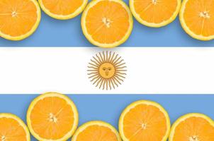 bandera argentina en marco horizontal de rodajas de cítricos foto