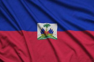 la bandera de haití está representada en una tela deportiva con muchos pliegues. bandera del equipo deportivo foto
