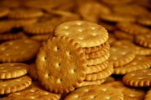 primer plano de galletas saladas foto