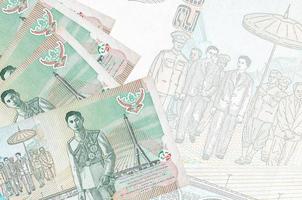 Los billetes de 20 baht tailandeses se encuentran apilados en el fondo de un gran billete semitransparente. fondo de negocios abstracto foto