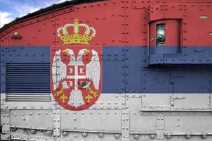 bandera de serbia representada en la parte lateral del primer plano del tanque blindado militar. antecedentes conceptuales de las fuerzas armadas foto