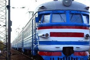 viejo tren eléctrico soviético con un diseño obsoleto que se mueve por ferrocarril foto
