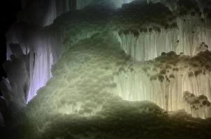 grandes bloques de hielo cascada congelada o fondo de caverna foto