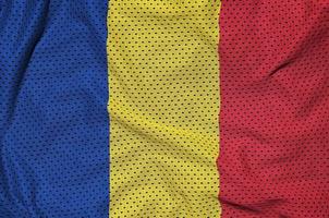 bandera de rumania impresa en una tela de malla deportiva de nailon y poliéster foto