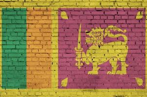 la bandera de sri lanka está pintada en una vieja pared de ladrillos foto