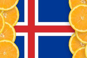 Bandera de islandia en marco vertical de rodajas de cítricos foto
