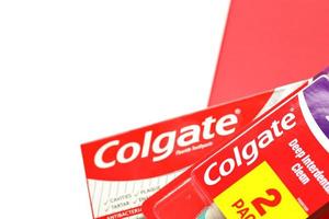 ternopil, ucrania - 23 de junio de 2022 pasta de dientes y cepillos de dientes colgate, una marca de productos de higiene bucal fabricados por la empresa estadounidense de bienes de consumo colgate-palmolive foto