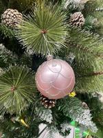 bola de Navidad sobre fondo de árbol blanco. feliz año nuevo y feliz navidad 2023 concepto de celebración foto