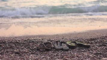 sandali su il spiaggia video