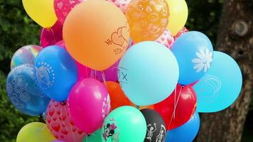 kleurrijk drijvend partij ballonnen video