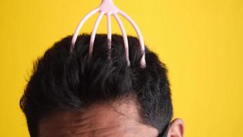 Head massager used on man video