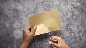 cortando um pedaço de papel reciclado