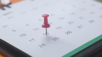 een papier kalender met een pin maken een datum video