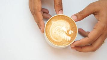 superiore giù Visualizza di schiuma latte macchiato arte con mani in movimento boccale video